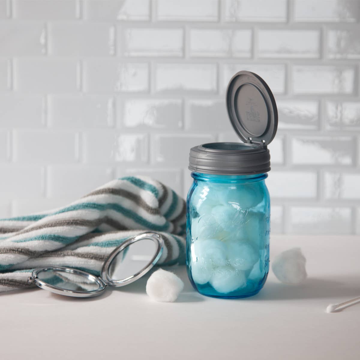 Flip-Cap Screw-on lid for Mason Jars